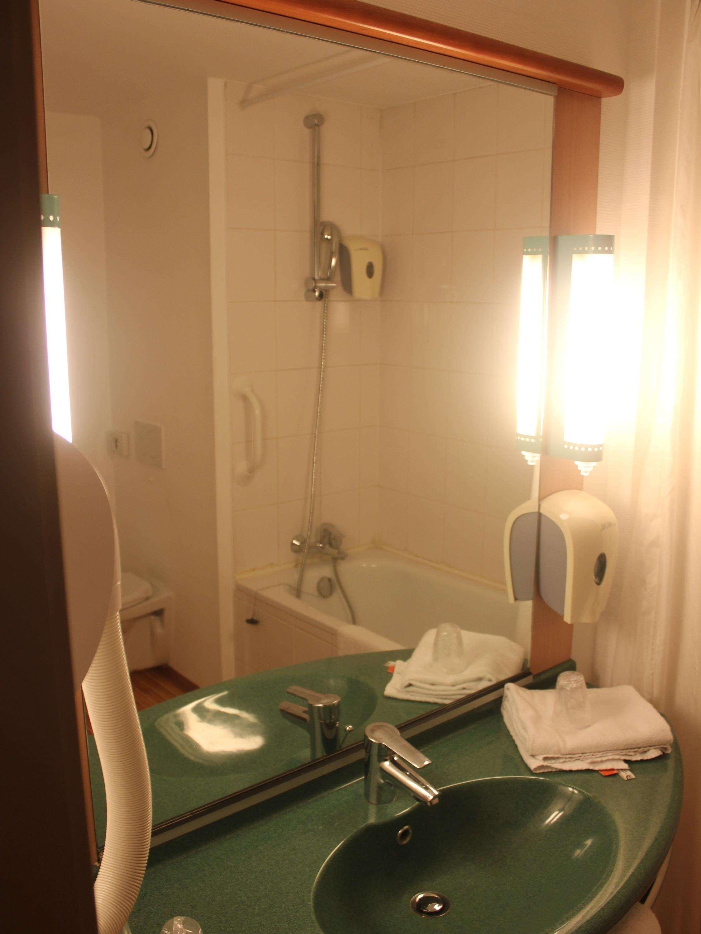 B&B Hotel Mons Gare Екстер'єр фото
