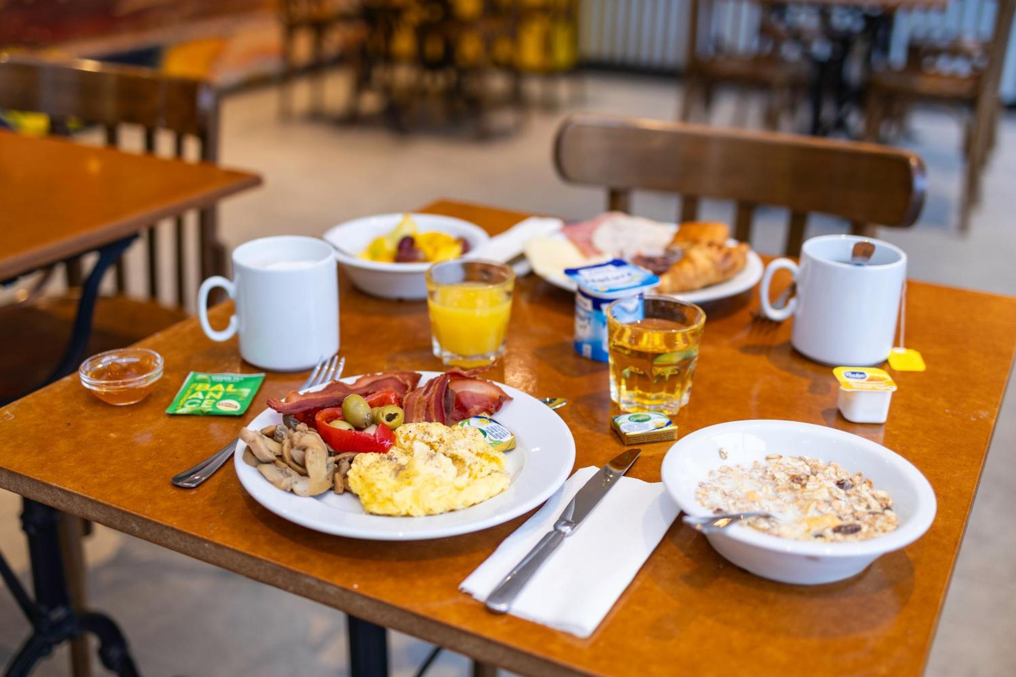 B&B Hotel Mons Gare Екстер'єр фото
