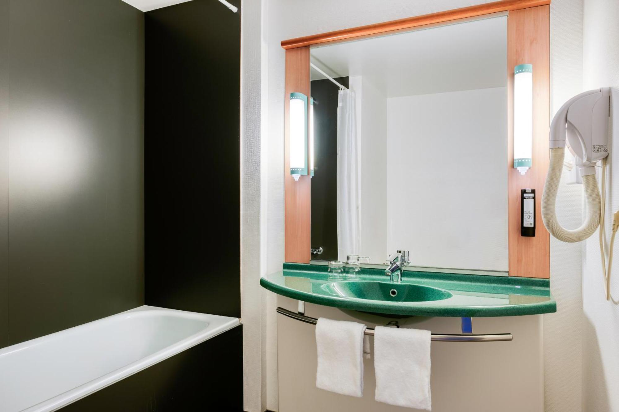 B&B Hotel Mons Gare Екстер'єр фото