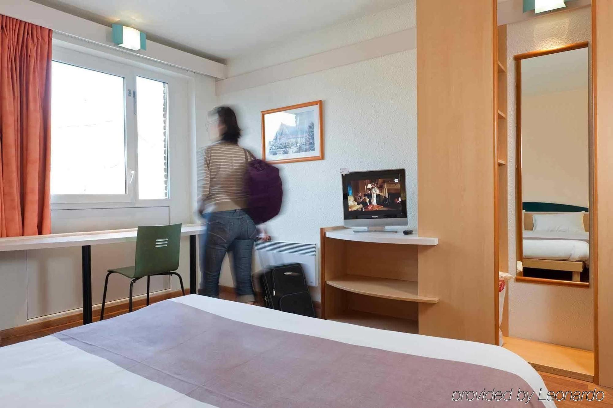 B&B Hotel Mons Gare Екстер'єр фото
